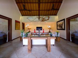 sala de estar con mesa y lavamanos en Villa San, en Ubud