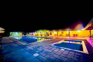 Bazén v ubytování Laya Leisure Resort & Spa nebo v jeho okolí