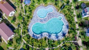 vista sulla piscina di un resort di Golden Sea Resort a Hà Lợi Trung