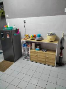 ポートディクソンにあるMilia Homestay PD Perdana Condoのキッチン(冷蔵庫、食器カウンター付)