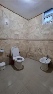 y baño con aseo y lavamanos. en Belle maison de campagne en Kenitra