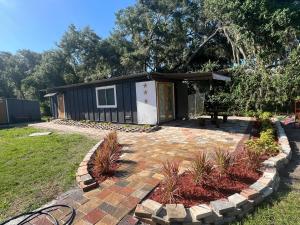 a backyard with a tiny house with a patio at Gold Star in Plant City