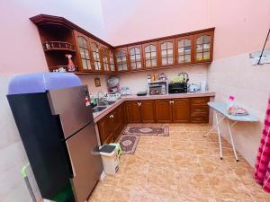 Kuchyň nebo kuchyňský kout v ubytování Kota Bharu Homestay