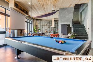 a pool table in the middle of a living room at 墾丁船帆石原宿 l 國旅卡特約 l 可包棟民宿 in Eluan