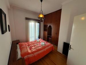 コニツァにあるDarwin Primulaの赤い毛布付きのベッドが備わる客室です。