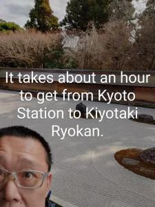 mężczyzna w okularach stojący przed parkiem w obiekcie Kiyotaki Ryokan w mieście Hikone