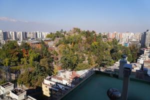 vistas a una ciudad con un cuerpo de agua en San Ignacio Suite, en Santiago