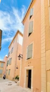 聖特羅佩的住宿－Villa Tropez，一座高大的橙色建筑,旁边是街道灯