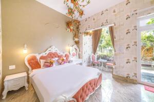 Postel nebo postele na pokoji v ubytování Dream Flower Dalat Hotel