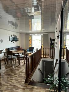 un soggiorno con tavolo e una sala da pranzo di Alojamiento Villasofia ad Armenia