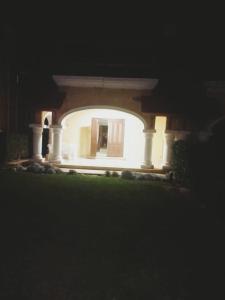 a white building with an archway in a yard at الساحل الشمالي قريه مارسيليا بيتش ٣ ك ٧١ in Abû Zeira