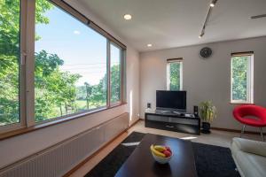 Μια τηλεόραση ή/και κέντρο ψυχαγωγίας στο Hurry Slowly