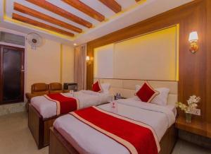 Letto o letti in una camera di Hotel Shraddha Palace