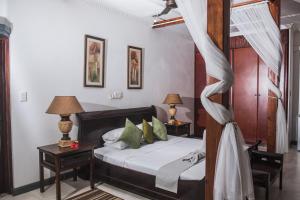 Postel nebo postele na pokoji v ubytování Hotel Chateau St Cloud