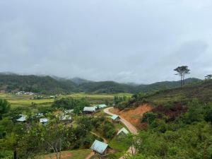 uma pequena aldeia numa colina com uma estrada em Mơ Niê Farmstay & Cafe em Kon Von Kla