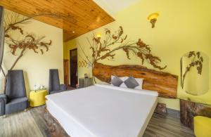 Postel nebo postele na pokoji v ubytování Dream Flower Dalat Hotel