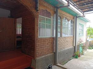 Chon-DzhargylchakにあるBekkubat Guesthouseの窓のあるレンガ造りの建物の内部の眺め +13枚の写真