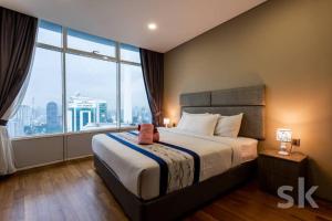 Vortex Suites KLCC by Nadia Guesthouse Kuala Lumpur في كوالالمبور: غرفة نوم بسرير كبير مع نافذة كبيرة