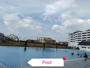 una piscina de agua con edificios en el fondo en Homestay Ijan en Cyberjaya