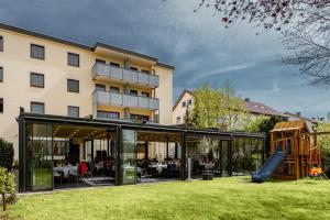 un edificio con un tobogán y un parque infantil en Stadthotel Giengen en Giengen an der Brenz