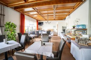 a restaurant dining room with tables and chairs at Stadthotel Giengen und Restaurant in Giengen an der Brenz