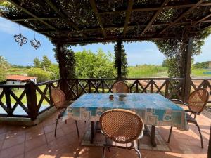 een tafel en stoelen op een terras met uitzicht bij Traditional Stone Villa Rokosini in Vourvourou