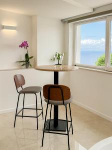 a kitchen with a table and two chairs and a window at Relais Manfredi in Castellammare di Stabia