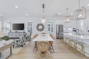 cocina blanca con mesa y sillas en Sunrise Beach Bungalow, en Port Aransas