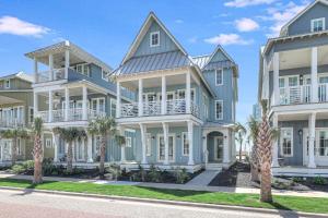 una fila de casas con palmeras delante en Sunrise Beach Bungalow, en Port Aransas