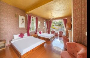 Postel nebo postele na pokoji v ubytování Dream Flower Dalat Hotel