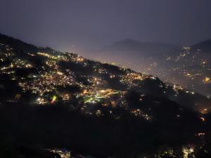 vistas a una ciudad iluminada por la noche en The Bliss Homestay en Gangtok