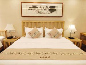 Postel nebo postele na pokoji v ubytování Yangshuo Ancient Garden Boutique Hotel