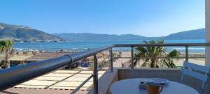 balcone con vista sulla spiaggia di Eirik's beachfront apartments & penthouse a Vlorë
