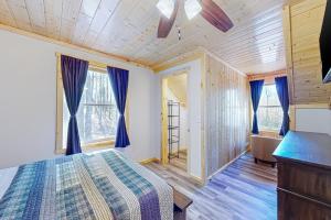 Ένα ή περισσότερα κρεβάτια σε δωμάτιο στο Backwoods Getaway