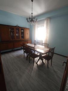 uma sala de jantar com uma mesa e cadeiras e uma janela em Sant'Elena apartment Self check-in em Quartu SantʼElena