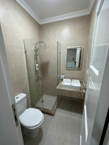a bathroom with a toilet and a shower and a sink at 4Bedroom villa in pharos in Mountain view 98 B in Zāwiyat al ‘Awwāmah