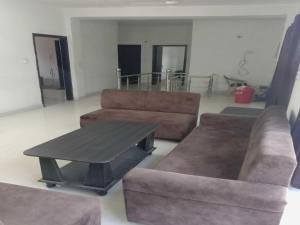 een woonkamer met een bank en een salontafel bij SPOT ON Hotel Deepak Palace in Amritsar