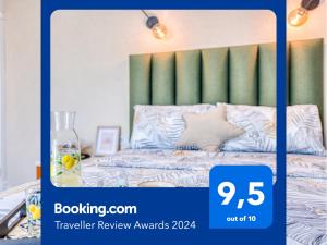 Miro guesthouse في تيفات: ملصق لغرفة نوم مع سرير مع اللوح الأمامي الأخضر