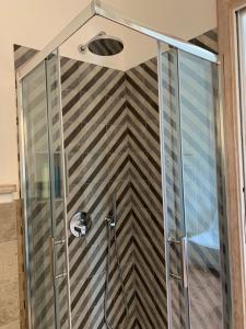 雷納馬約勒的住宿－Stazzu nuraghe Mannucciu，浴室里设有玻璃门淋浴
