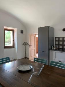 eine Küche mit einem Holztisch mit einer Schüssel darauf in der Unterkunft Stazzu nuraghe Mannucciu in Rena Majore