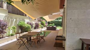 un patio al aire libre con mesa y sillas en Rome Pousada, en Roma