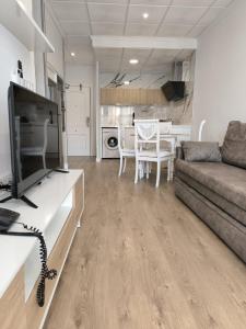 salon z kanapą i stołem w obiekcie Apartamentos Avenida Tropical by Bossh! Apartments w mieście Salobreña