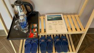 ein Regal mit blauen Schuhen und einer Flasche Wasser in der Unterkunft S Plus Bungalow in Sa Pa