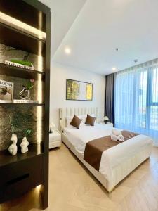 Giường trong phòng chung tại High-end 1BR LUMIERE Thao Dien, HCMC - Min's Apartment