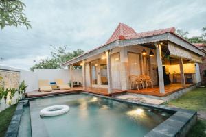 Villa con piscina frente a una casa en Lungid Sari Uluwatu, en Uluwatu