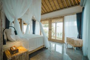 1 dormitorio con 1 cama con cortinas y mesa en Lungid Sari Uluwatu, en Uluwatu 103 fotos más