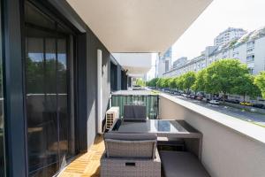Near Lake Gorgeous Apartment with a Balcony tesisinde bir balkon veya teras