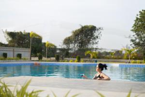 Daksh Eden Greenz -A Luxury Resort in Sasan Gir内部或周边的泳池