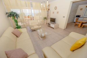 TV a/nebo společenská místnost v ubytování SunSea Apartments