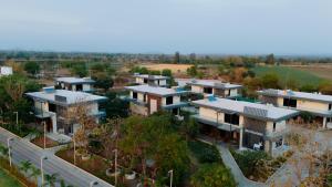 萨三吉尔Daksh Eden Greenz -A Luxury Resort in Sasan Gir的城市房屋的顶部景观